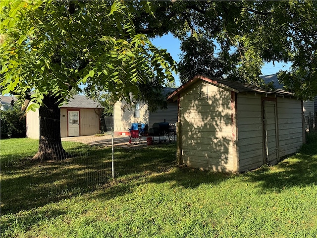 view of yard with a storage unit