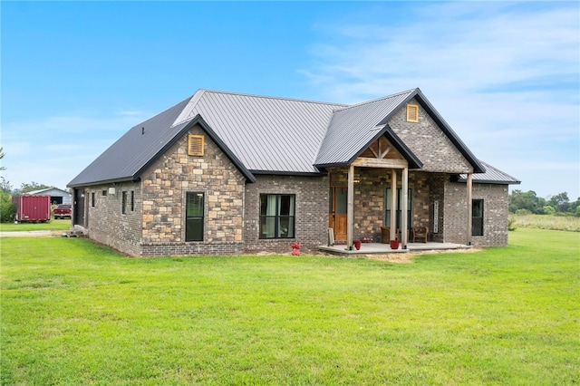 view of front of house featuring an outdoor structure and a front yard