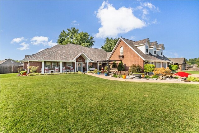 view of front of home featuring a front lawn