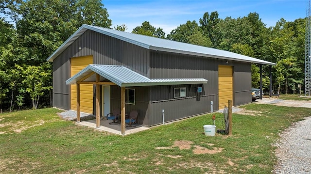 view of front of home featuring metal roof and a front yard