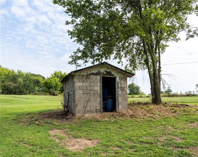 view of outdoor structure featuring a yard