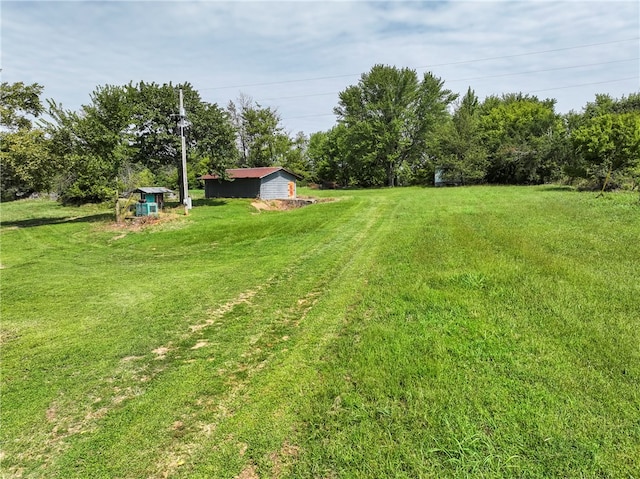 view of yard with a shed