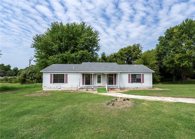 ranch-style home featuring a front lawn