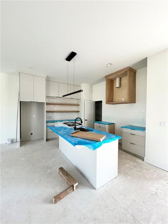 200 NW 9th St, Bentonville, AR 72712 - kitchen with hanging light fixtures, modern cabinets, a kitchen island with sink, and a sink