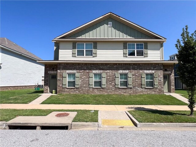 craftsman-style home featuring a front yard