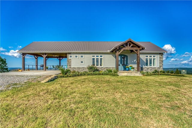 view of front facade featuring a front yard