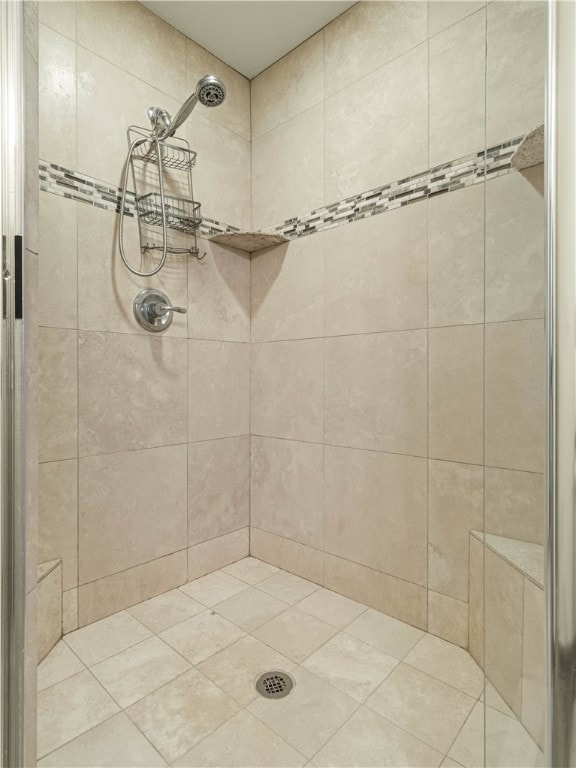 bathroom featuring tiled shower