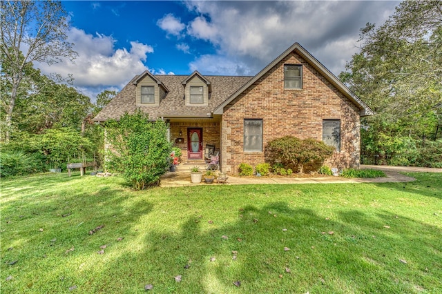 view of front of home featuring a front yard