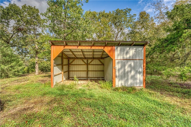 view of outdoor structure featuring a yard