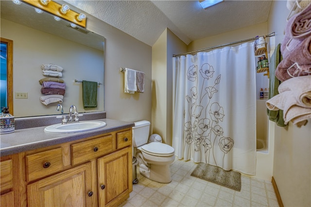 full bathroom featuring a textured ceiling, vanity, toilet, and shower / bath combo with shower curtain