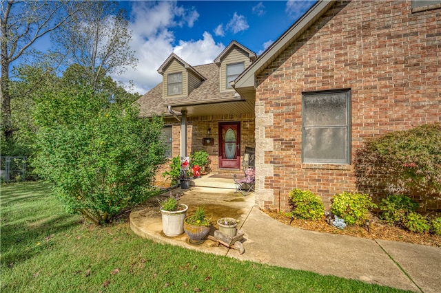 entrance to property featuring a yard