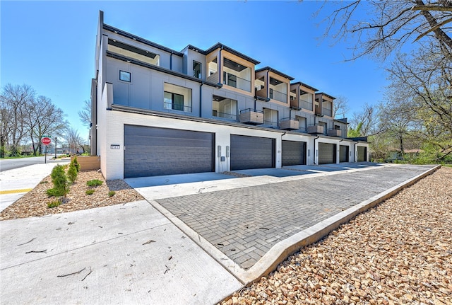 view of front facade with a garage