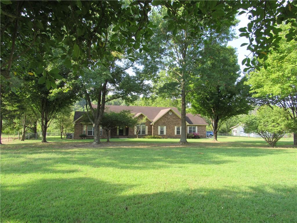 view of front of home with a front lawn and brick siding