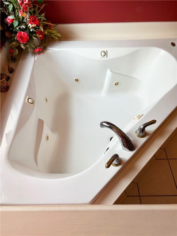 room details featuring a tub with jets