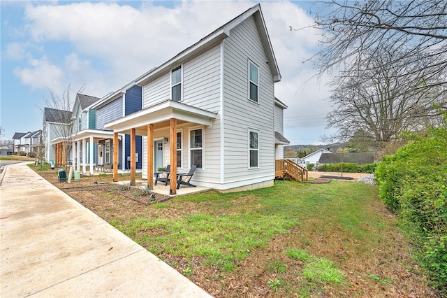 view of front of home featuring a porch and a front yard