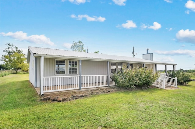 view of front of property with covered porch and a front lawn