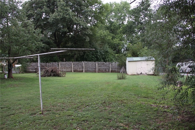 view of yard featuring a shed