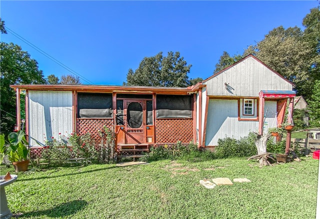 view of front of house featuring a front yard