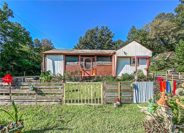 view of front of house featuring a front yard