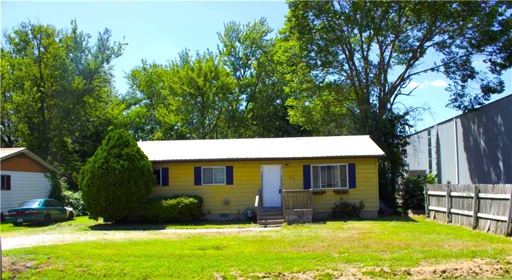 single story home with a front lawn