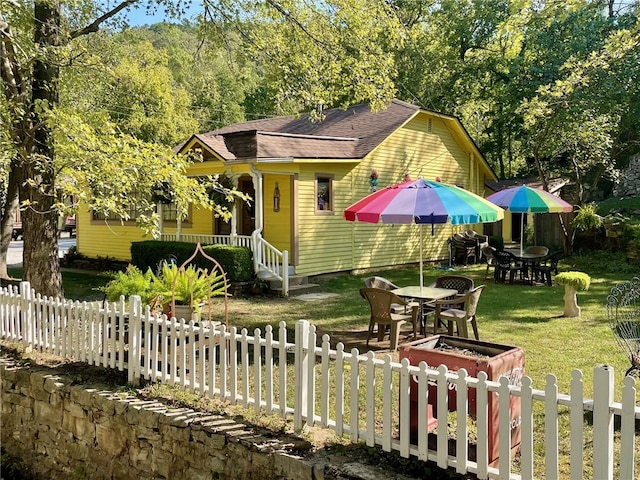 view of front of property featuring a front lawn and a porch