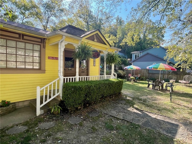 view of front facade with a front yard