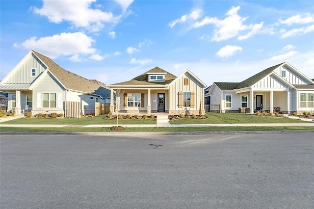 view of front facade featuring a porch and a front lawn