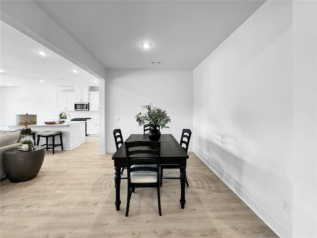 dining room featuring recessed lighting, baseboards, visible vents, and light wood-style flooring
