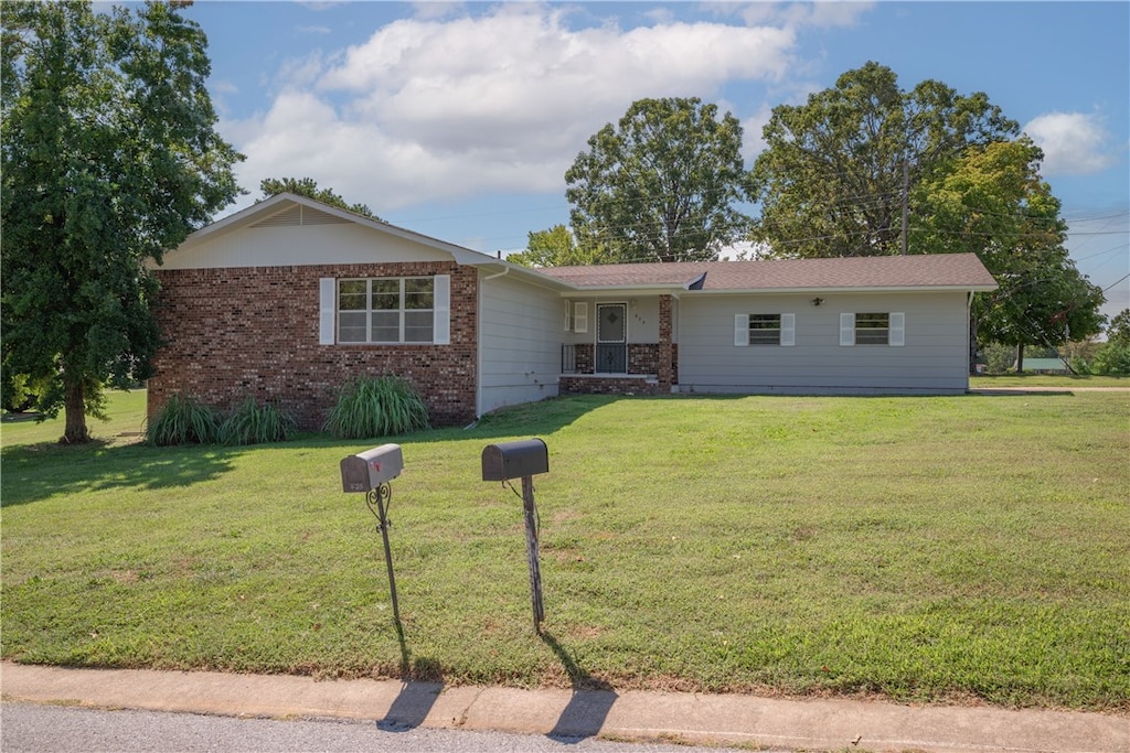 single story home with a front lawn