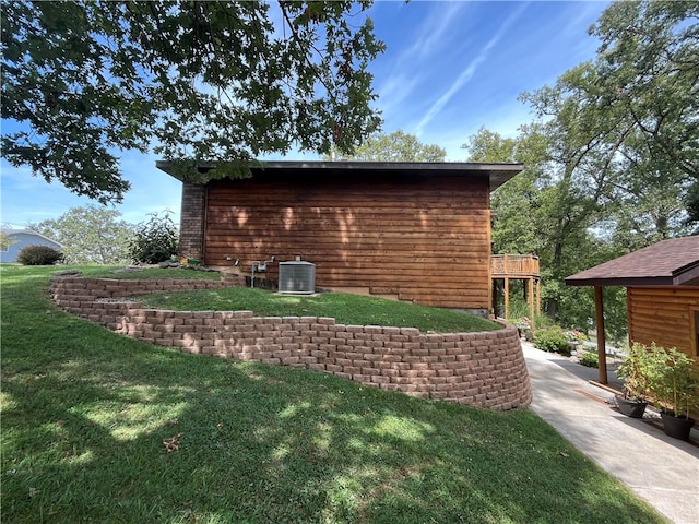 view of side of property featuring a yard