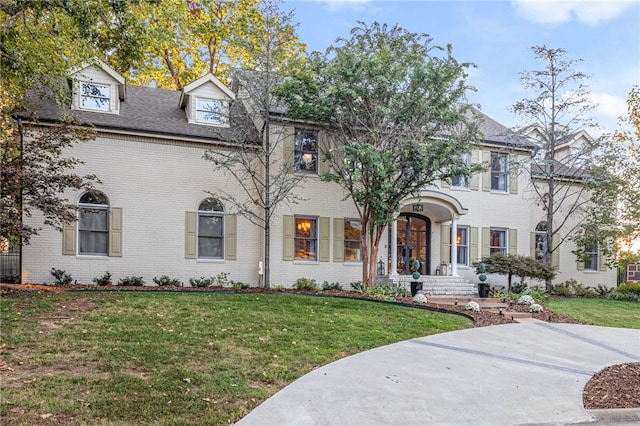 colonial house featuring a front yard