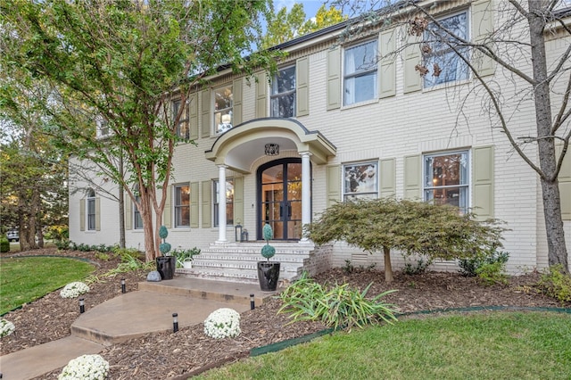 view of front of home featuring a front yard