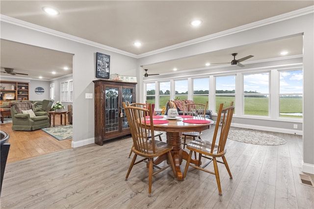 dining room featuring light hardwood / wood-style floors, ceiling fan, and ornamental molding