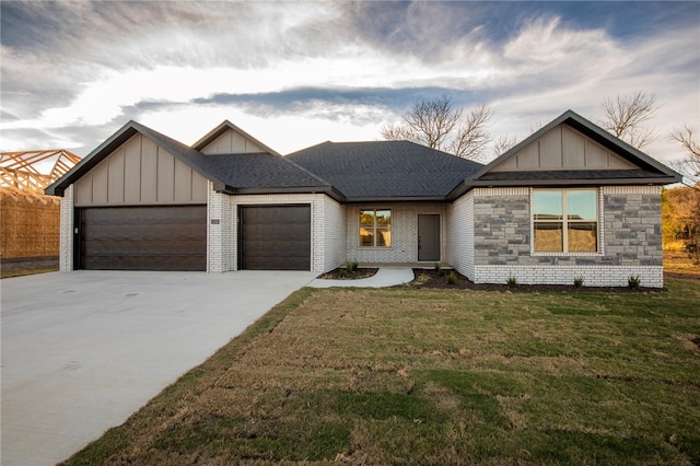 view of front of home featuring a garage and a front yard