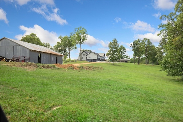 view of yard with an outbuilding