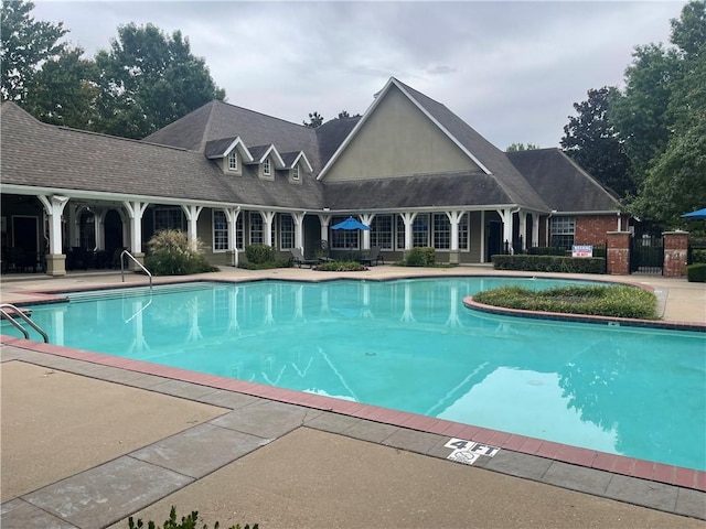 view of swimming pool