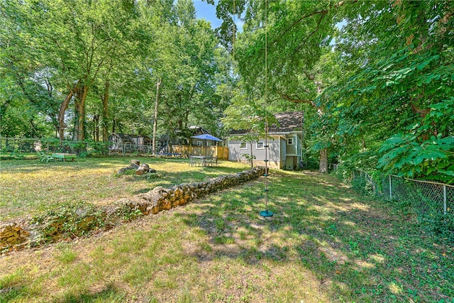 view of yard featuring an outdoor fire pit