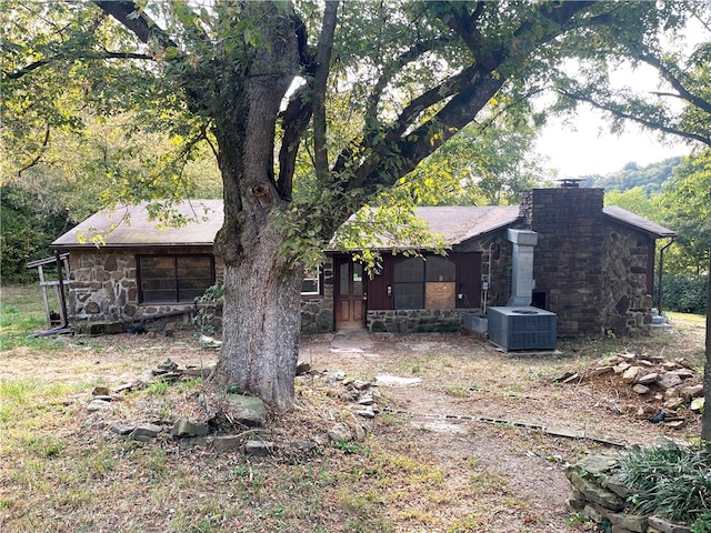 view of yard with central AC unit