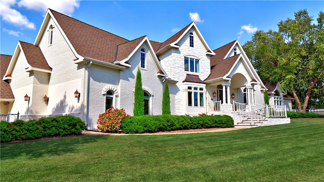 view of front facade featuring a front lawn