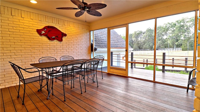 sunroom with ceiling fan