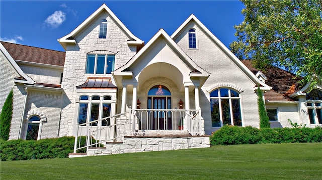 view of front of property featuring a front yard