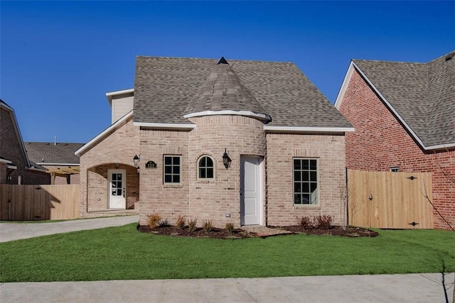 view of front of home featuring a front lawn