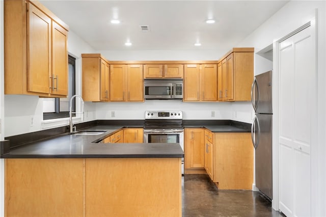 kitchen featuring stainless steel appliances, dark countertops, recessed lighting, a sink, and a peninsula