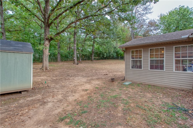 view of yard featuring a storage shed