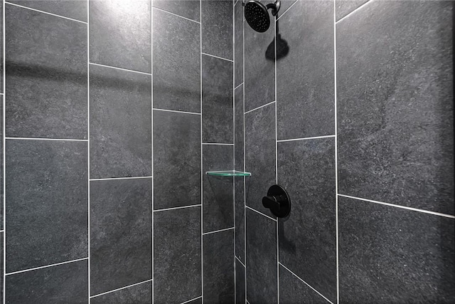 details featuring tiled shower