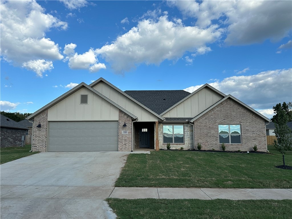 view of front facade featuring a garage and a front yard