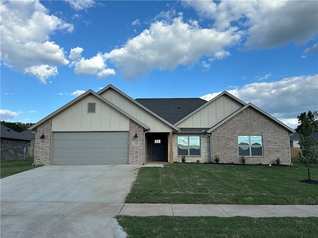 view of front facade featuring a garage and a front yard