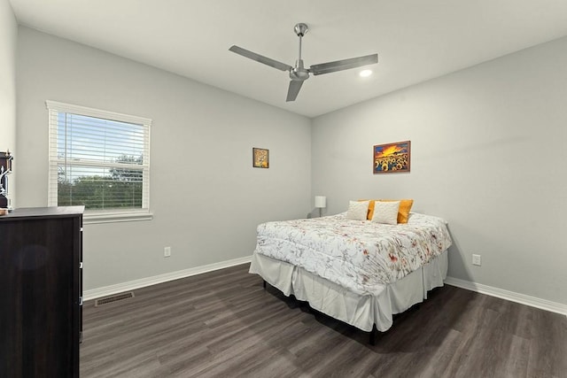bedroom with baseboards, recessed lighting, dark wood-type flooring, visible vents, and ceiling fan