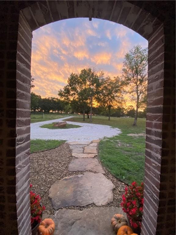 view of yard at dusk