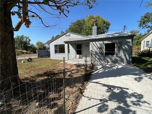 view of front of house featuring a front lawn